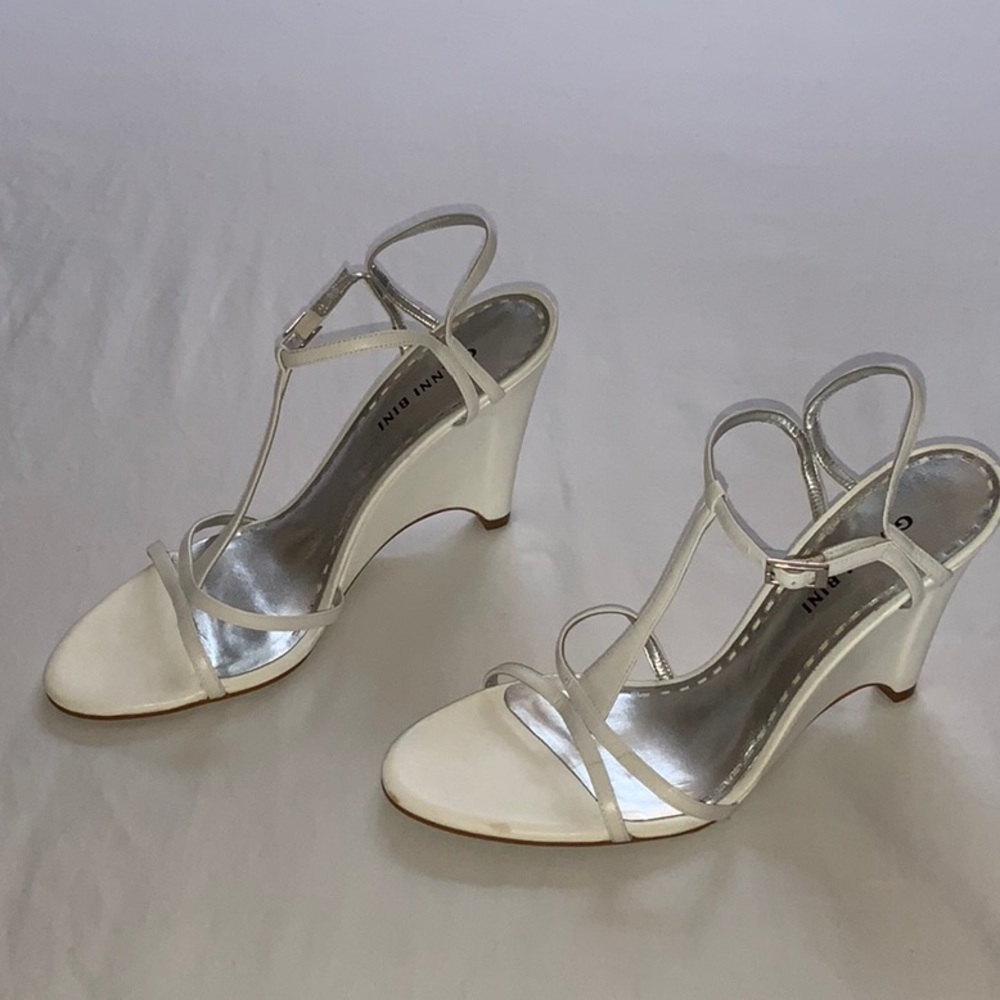 NWOT Gianni Bini White Wedge Heels 9.5